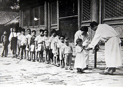 1950年初，位于天坛的中央防疫处（湖北30选5开奖中国生物北京生物制品研究所前身）为儿童接种疫苗